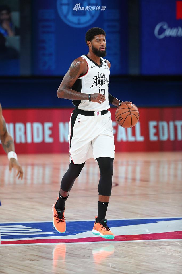篮暴扣